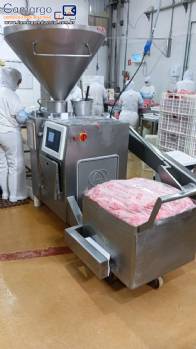 Embutideira com retorcedor de lingui�as e com tombador Risco RS 114