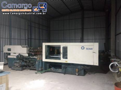 Injetora de plástico para 300 toneladas Romi Injetora de plástico para 300 toneladas Romi